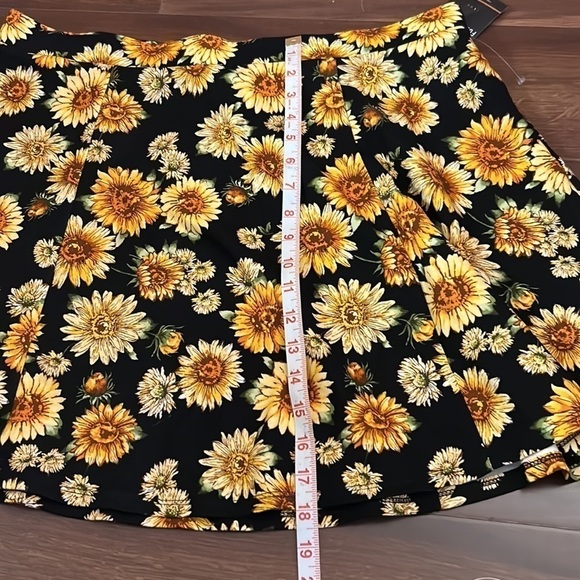 šSALEšFOREVER 21 Sunflower Skater Mini Skirt size 2X - Picture 7 of 8